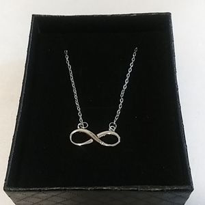 Fashionable Ladies Necklace